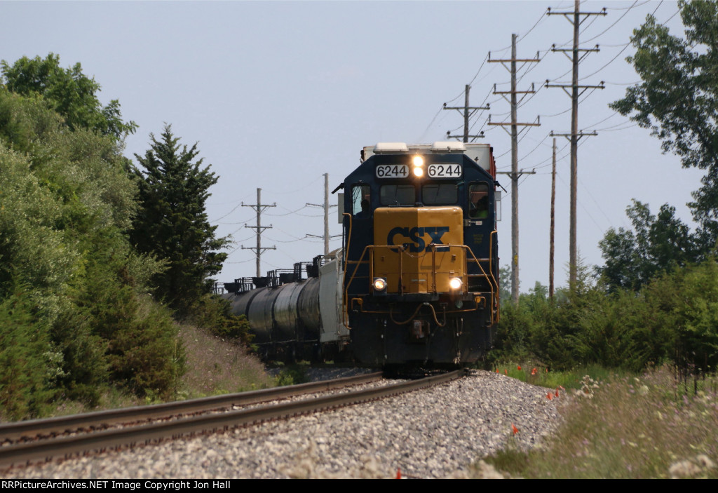 CSX 6244 rounds the curve with Y106